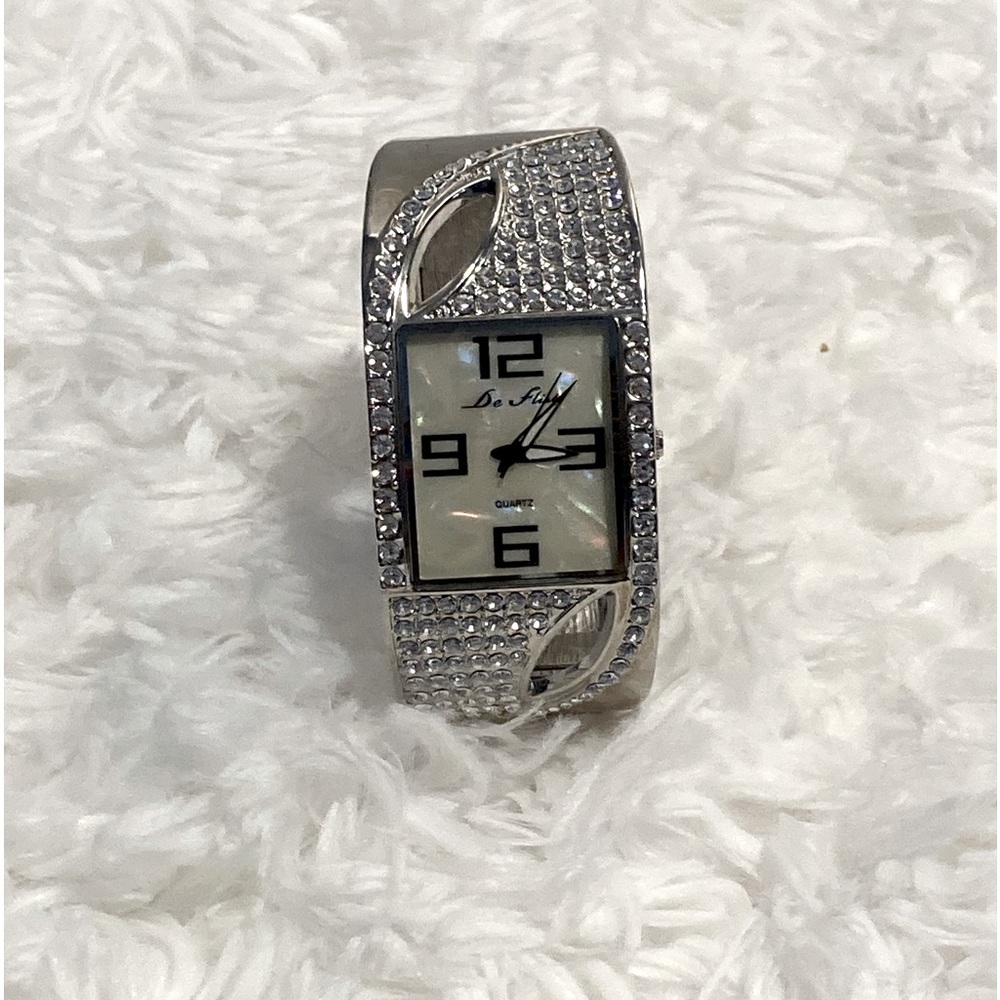 De Flirt By: Quartz Fashion Watch
